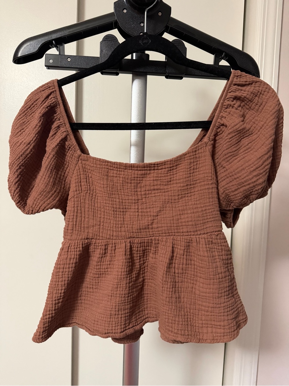 Altar’d State cropped tie-back shirt with balloon sleeves. Size Small.